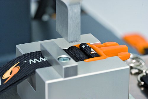 RINCO ULTRASONICS AG - Verschweissung eines textilen Bandes RINCO ULTRASONICS AG - Verschweissung eines textilen Bandes