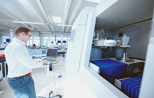 Metris AG - Einblick in den Arbeitsbereich des Computertomografen. Technologie, die beeindruckt