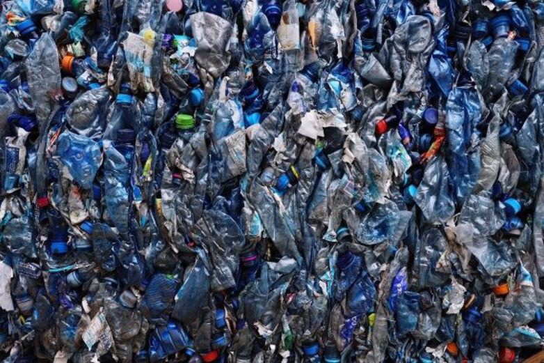 K Mag Kunststoff in seine Einzelteile zerlegt K Mag Kunststoff in seine Einzelteile zerlegt