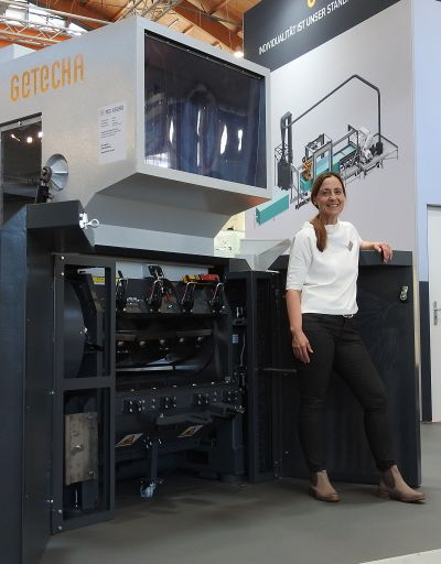 Getecha - Eva Rosenberger vor einer Trichtermühle Getecha - Eva Rosenberger vor einer Trichtermühle