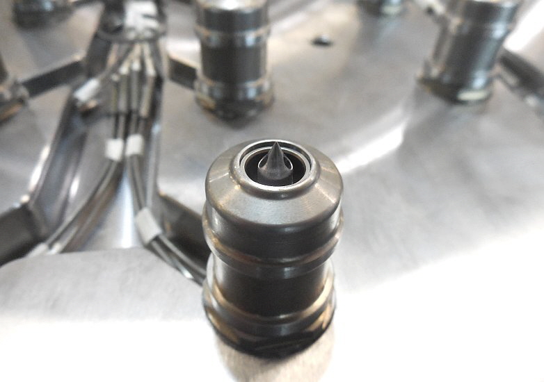 Thermoplay - Einspritzsystem mit 16 TF-Duesen und D-Bushing Buchsen Thermoplay - Einspritzsystem mit 16 TF-Duesen und D-Bushing Buchsen
