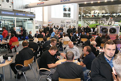 ONI-Wärmetrafo - Voller Stand mit Blick auf die Videowand ONI-Wärmetrafo - Voller Stand mit Blick auf die Videowand