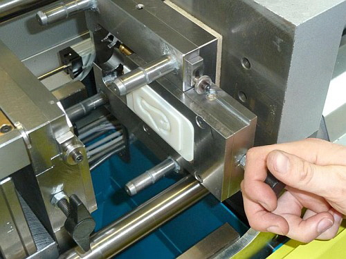 Thomatech AG - Ein- + Ausbau der additiv gefertigten Werkzeugeinsätze Thomatech AG - Ein- + Ausbau der additiv gefertigten Werkzeugeinsätze